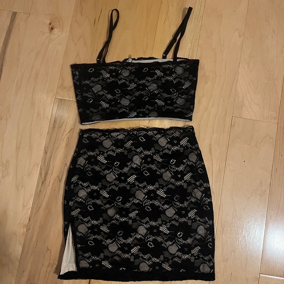 Superdown Mollie SET Lace Top and Mini Skirt with Side Slit - Picture 4 of 6
